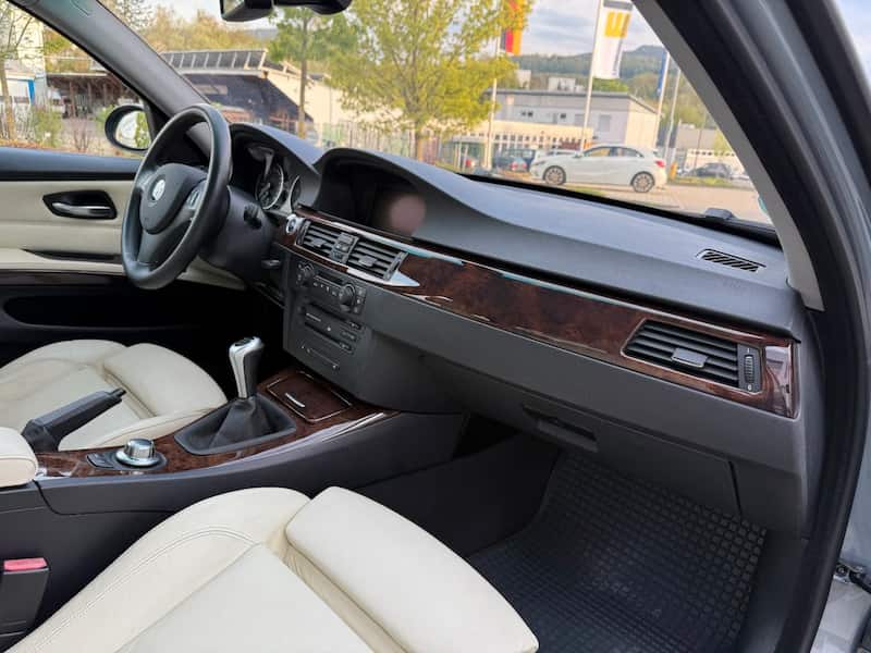 Интериор на BMW E90 320d със запазен салон