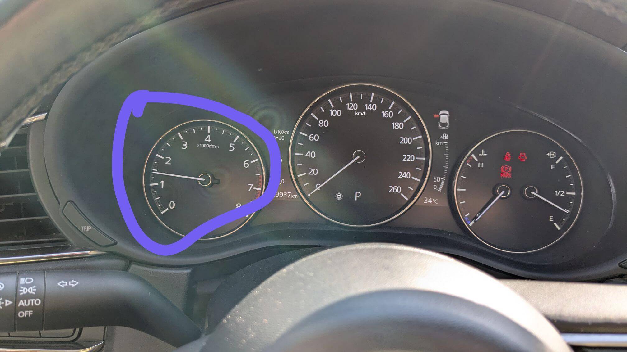 Табло на Mazda CX-30 показващо високи обороти